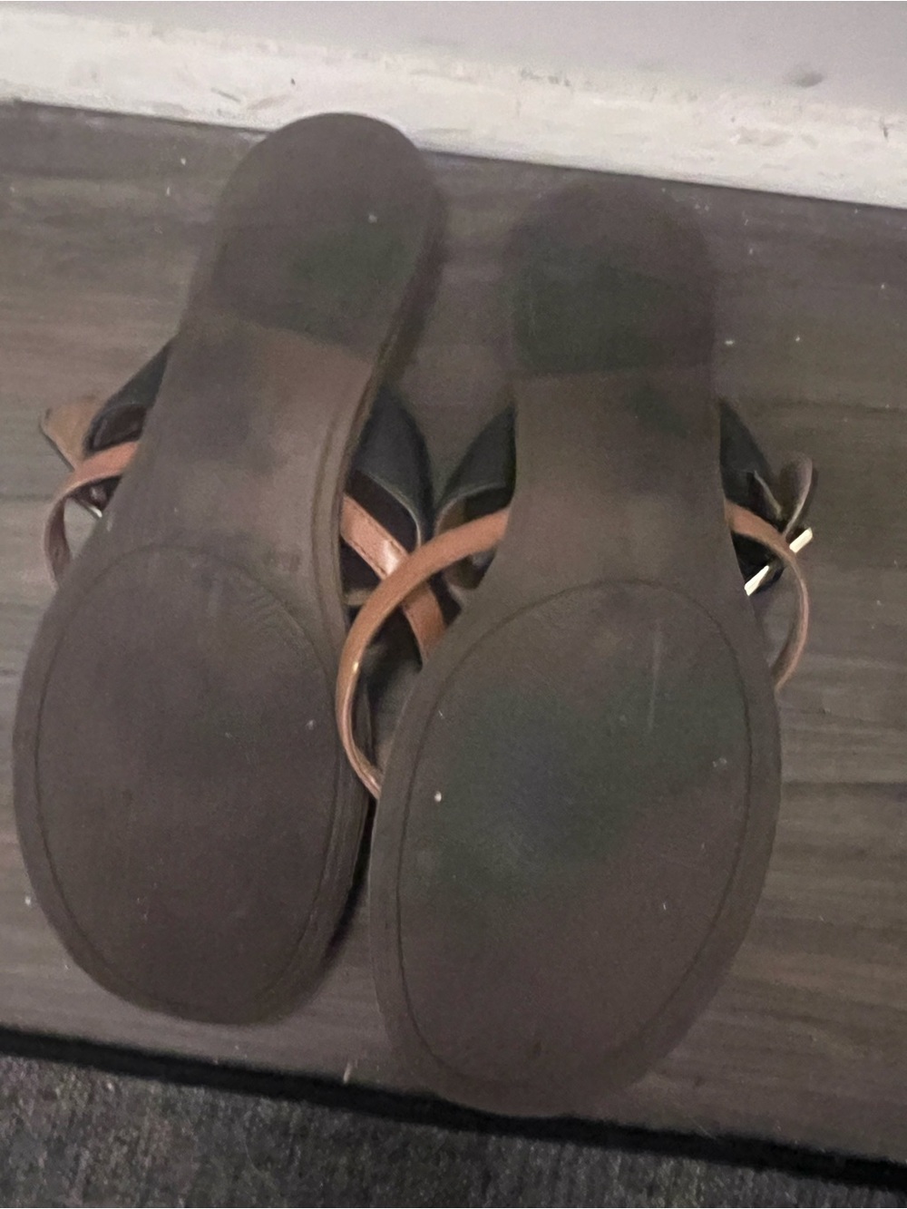 Tommy Hilfiger Black and Tan Toe-Loop Buckle Sandal 8.5 lahyla thong - Picture 5 of 5